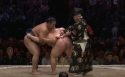 大相撲のロンドン公演でハプニング、宇良のまわしが緩んでしまう【動画】