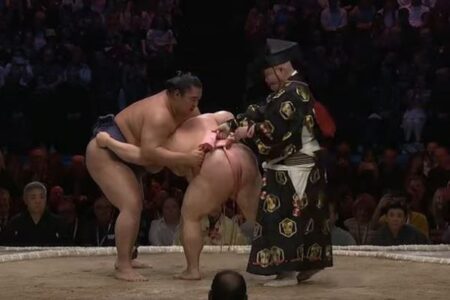 大相撲のロンドン公演でハプニング、宇良のまわしが緩んでしまう【動画】