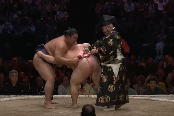 大相撲のロンドン公演でハプニング、宇良のまわしが緩んでしまう【動画】