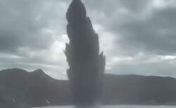 フィリピンのタール火山で噴火、噴煙が2100m上空まで上昇