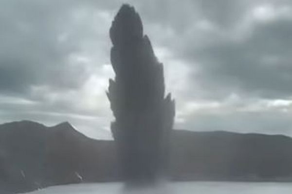 フィリピンのタール火山で噴火、噴煙が2100m上空まで上昇