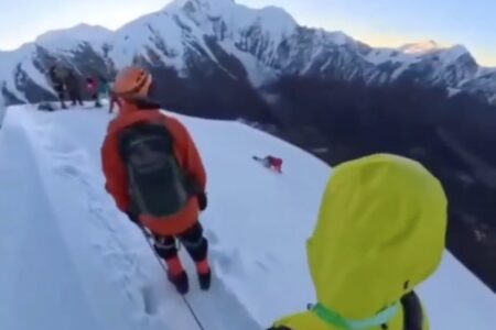 標高5588mの山頂から滑落、死に向かう瞬間が撮影される