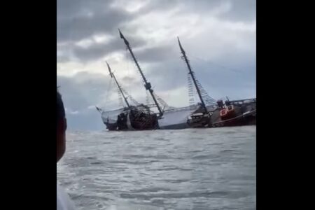 コロンブスのサンタ・マリア号を再現した木造船が、リアルで沈没