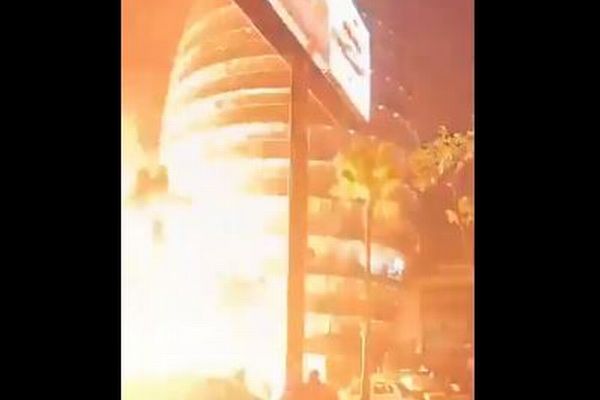 エクアドルのショッピングモールの前で、車両が大爆発【動画】