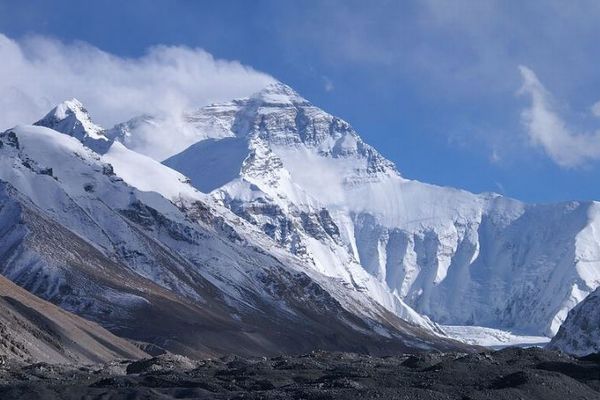 エベレストで救助活動、猛吹雪のため約1000人がキャンプ地に閉じ込められる