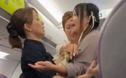 機内でカップルが激しい口論、旅客機の出発が90分も遅れる【動画】