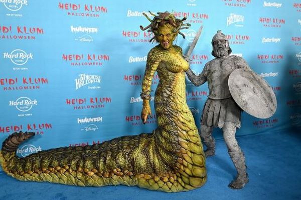 元スーパーモデルがメデューサに変身!ハロウィーンの衣装が凄いと話題に