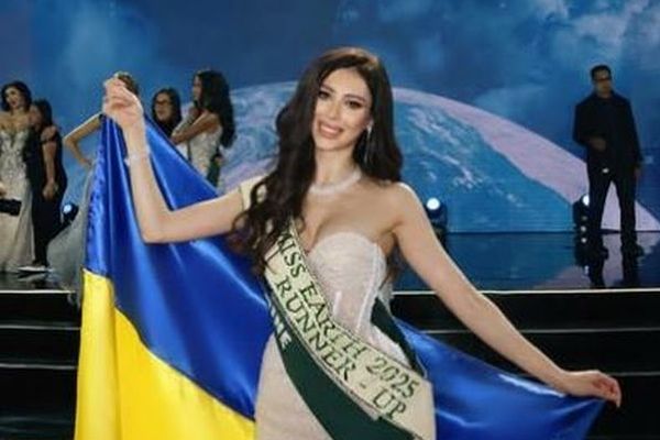 「ミス・アース」に出場したウクライナ代表、舞台で転倒してしまう【動画】