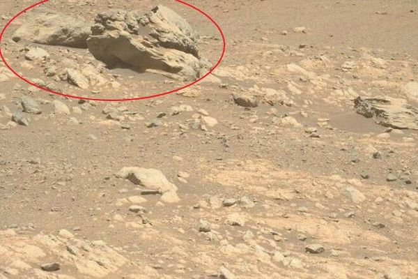 NASAのローバーが、火星で隕石と思われる物体を発見