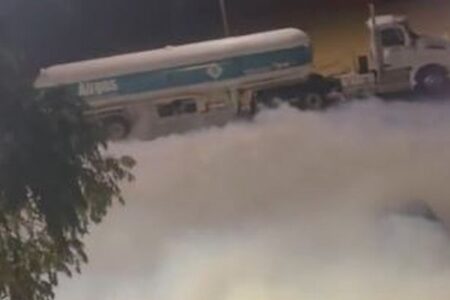 オクラホマ州で、タンクローリーからアンモニア・ガスが漏れ、数十人が負傷