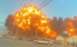 貨物会社の航空機が墜落、大爆発を起こし、子供を含む12人が死亡