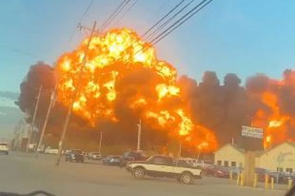 貨物会社の航空機が墜落、大爆発を起こし、子供を含む12人が死亡