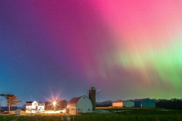 米12州以上でオーロラを観測、美しい色に空が染まる【動画】