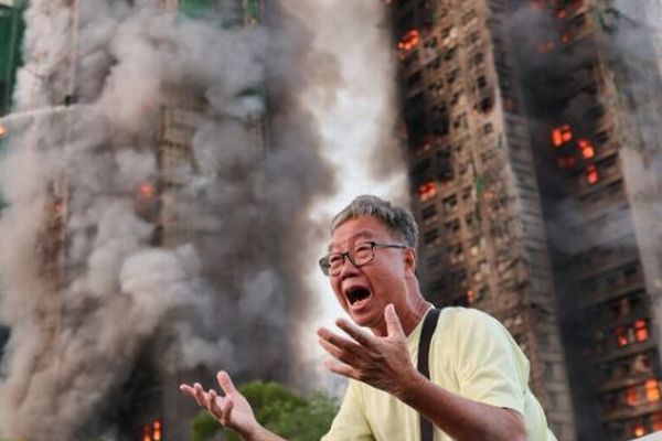 香港の高層マンションで大規模な火災、少なくとも44人が死亡