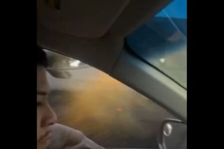 米連邦移民局の職員が、父親と1歳の娘にペッパースプレーを噴射