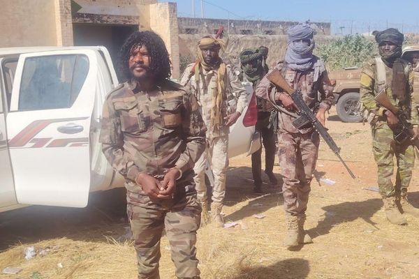 スーダンの大虐殺の首謀者か?カメラの前で住民を銃殺した男を逮捕