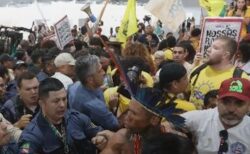 「COP30」の会場に、ブラジル先住民のグループが押し寄せ、大混乱
