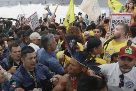 「COP30」の会場に、ブラジル先住民のグループが押し寄せ、大混乱