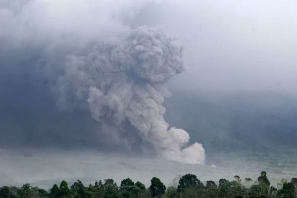 インドネシアのスメル山が大規模噴火、火砕流が発生【動画】