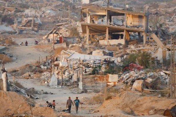 イスラエル軍がガザ市にドローン攻撃、撤退境界線で2人を射殺