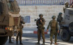 イスラエル軍がヨルダン川西岸地区で急襲作戦、数百人の兵士が家々を襲撃