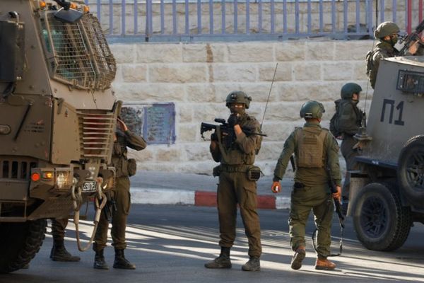 イスラエル軍がヨルダン川西岸地区で急襲作戦、数百人の兵士が家々を襲撃