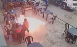 ガソリンスタンドでマッチを捨てた瞬間、男女が激しい炎に飲み込まれる【動画】