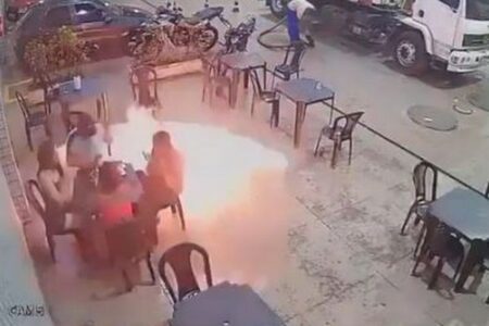 ガソリンスタンドでマッチを捨てた瞬間、男女が激しい炎に飲み込まれる【動画】