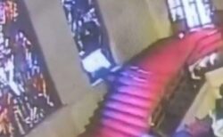 伊の州議会議員が階段で躓き、ステンドグラスに頭から突っ込み、破壊【動画】