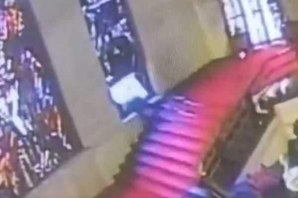 伊の州議会議員が階段で躓き、ステンドグラスに頭から突っ込み、破壊【動画】