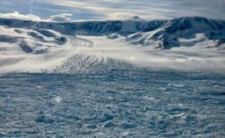 南極の氷河がこれまでより10倍速いペースで後退、新たな研究で判明