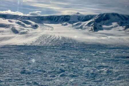南極の氷河がこれまでより10倍速いペースで後退、新たな研究で判明