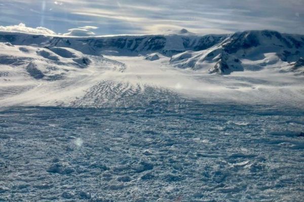 南極の氷河がこれまでより10倍速いペースで後退、新たな研究で判明