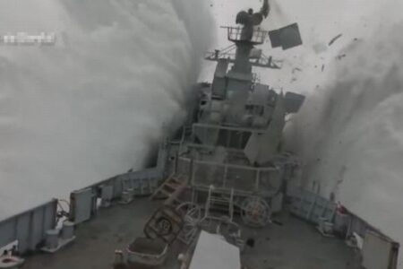 フリゲート艦に魚雷が命中する瞬間の映像、NATOが演習の様子を公開