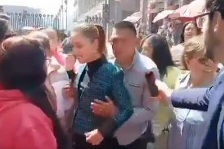 メキシコの女性大統領、路上で男に胸を触られる【動画】