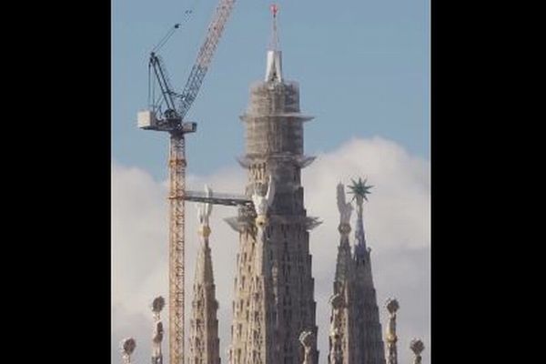 「サグラダ・ファミリア」の頂上に十字架の土台を設置、世界一高い教会となる