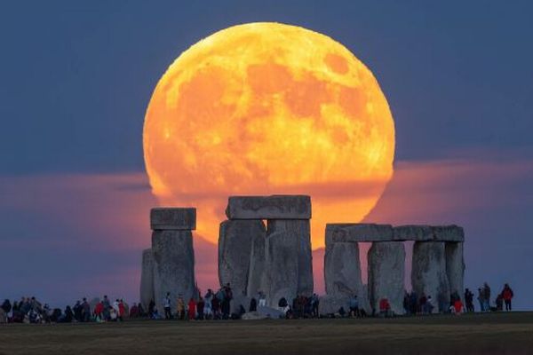 ルーブル美術館の窃盗事件を受け、英の「ストーンヘンジ」で警戒が強まる