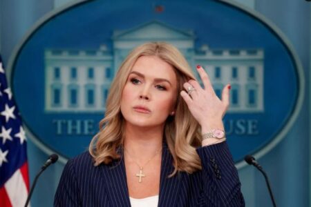 ホワイトハウス・リービット報道官の関係者を、ICEが拘束