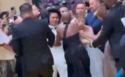 レッドカーペットにいたアリアナ・グランデに男が突進、会場が騒然【動画】