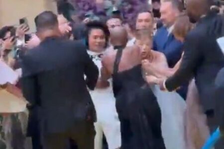 レッドカーペットにいたアリアナ・グランデに男が突進、会場が騒然【動画】