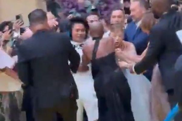 レッドカーペットにいたアリアナ・グランデに男が突進、会場が騒然【動画】