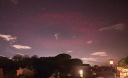 イタリア上空に異様なレッドサークルが出現、写真家が撮影