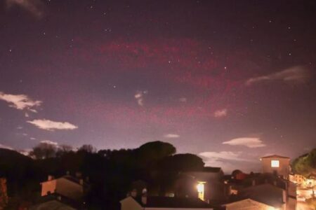 イタリア上空に異様なレッドサークルが出現、写真家が撮影