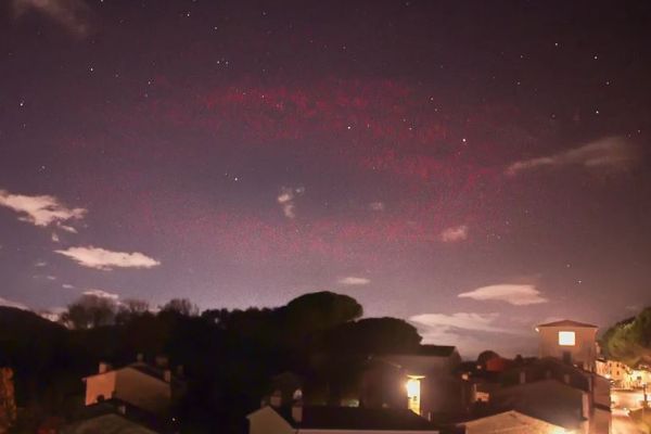 イタリア上空に異様なレッドサークルが出現、写真家が撮影