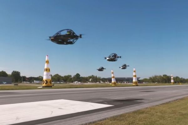 「空のF1」ドローン型航空機「Jetson One」によるレースを開催