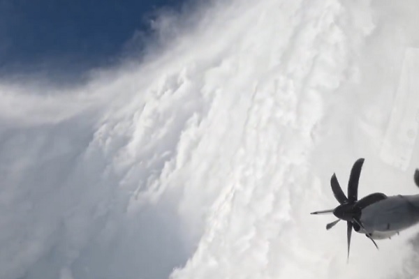 【動画】最強ハリケーンの目に突入! 米空軍が撮影した映像が圧巻