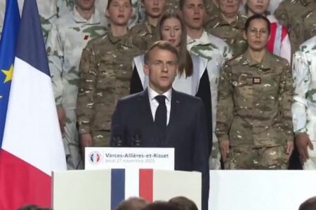 フランスで限定的な兵役制度を導入、男女に有給の軍事訓練