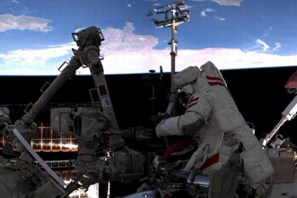 中国の宇宙船に物体が衝突、宇宙飛行士3名が地球へ帰還できず