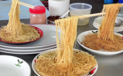 マレーシアの屋台で作る、飛ぶヌードルの動画が話題に