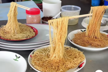 マレーシアの屋台で作る、飛ぶヌードルの動画が話題に